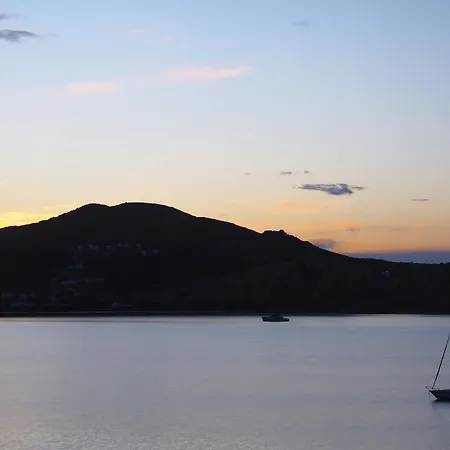 Ochre Dream, Front & Sunset Feriehus